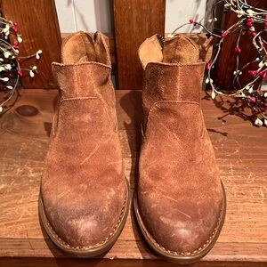 Like new! Born distressed booties, perfect condition !